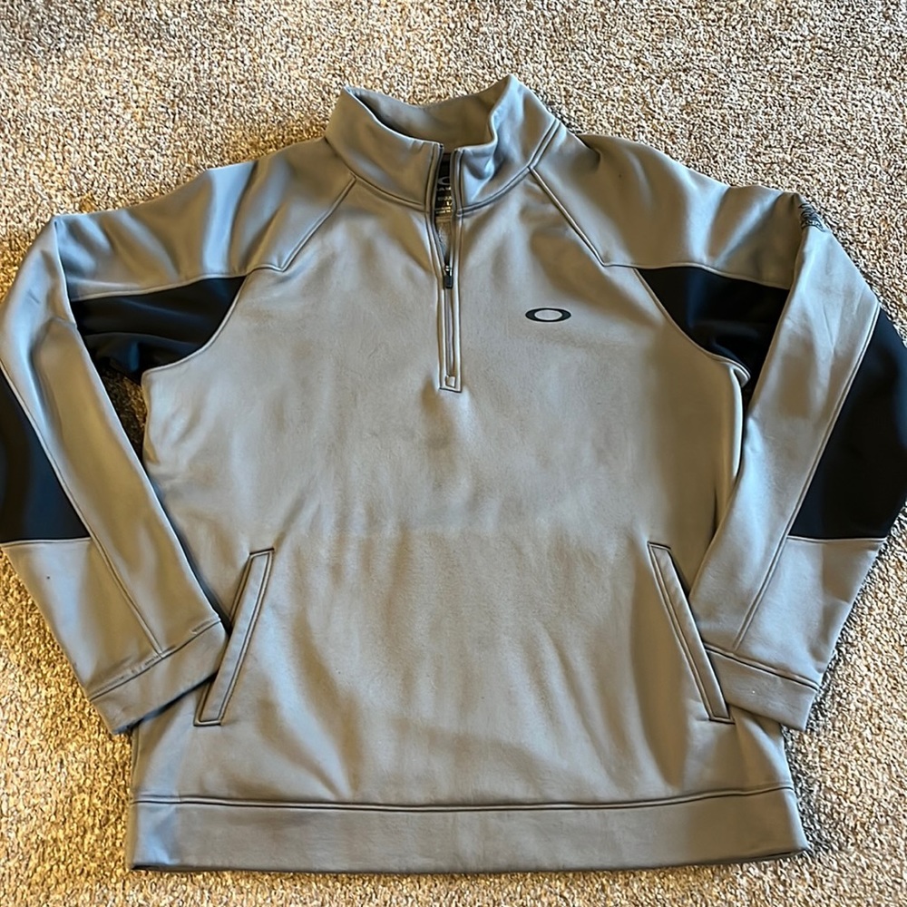 Excellent preowned condition. Made by Oakley in a size large.